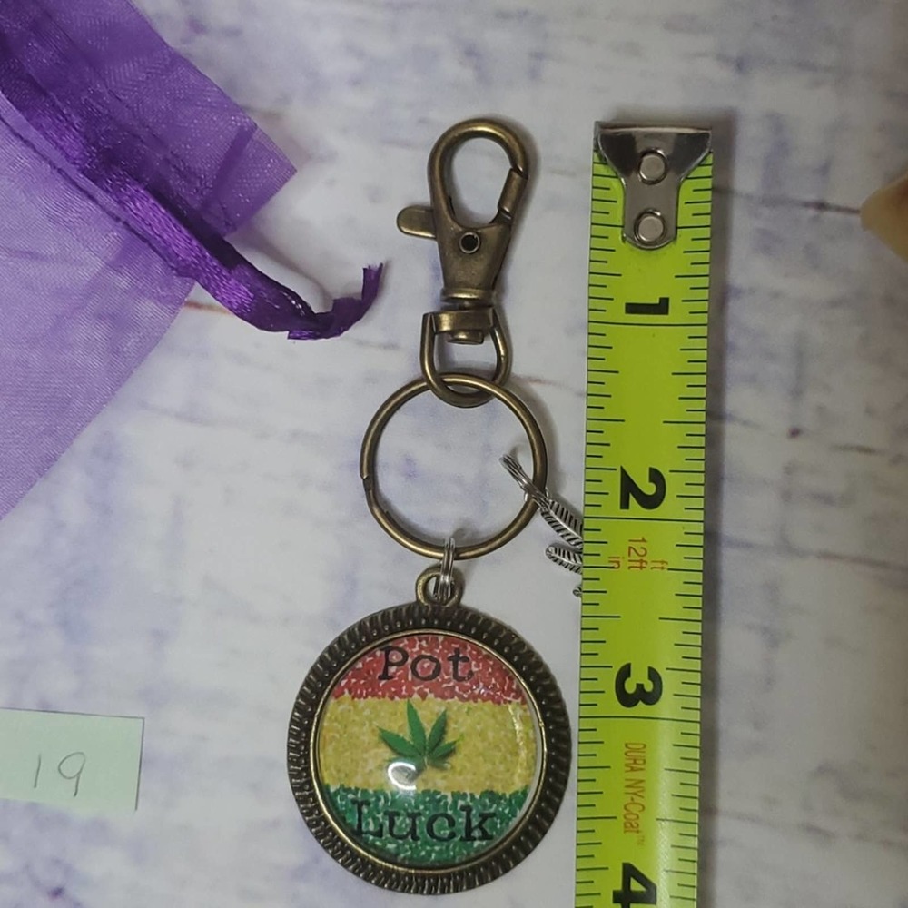 Handmade Leaf Keychain - Picture 2 of 4